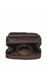 Borsa in pelle marrone, forma rettangolare, aperta con più scomparti, texture liscia, chiusura con zip visibile, senza accessori o hardware esterni.