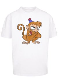 Hvit bomull t-skjorte med et tegneserie-mongoose-trykk, med brun kropp, blå og rød caps, og en irritert uttrykk, med armene krysset.