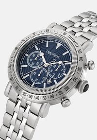Orologio in acciaio inox argentato con quadrante testurizzato blu navy, tre sottoclassici, lunetta tachimetrica, display della data e bracciale a maglie metalliche.