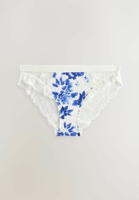 Blommönstrad underklädsel med vit bas och blå design, med spetskant längs kanterna, mjuk textur och klassisk trosform.