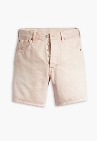 Pantalones cortos de mezclilla rosa claro con cintura alta, cinco bolsillos y cierre de botones en el frente. Presenta costuras sutiles y acentos de herrajes metálicos.