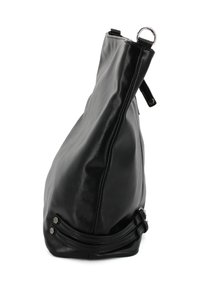 Borsa in pelle nera con una superficie liscia, forma affusolata e finiture in metallo argentato. Presenta cerniere laterali e un manico superiore.