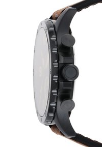 Montre chronographe noire avec un bracelet en cuir brun texturé. Ses caractéristiques incluent une lunette proéminente, trois boutons-poussoirs et un boîtier rond élégant.