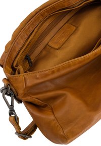 Bruine leren schoudertas met een gestructureerde afwerking, een binnenvak met rits en een stoffen voering. Bevat een stevige metalen sluiting en een verstelbare schouderriem.