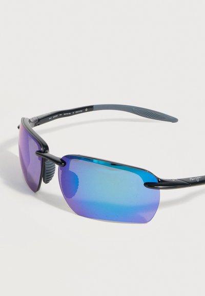 Κομψά γυαλιά ηλίου με μαύρο σκελετό, φακούς με μπλε-μοβ καθρέφτη και ευέλικτους, υφασμένους γκρι βραχίονες, σε λευκό φόντο.