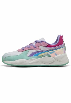 Lav model sneaker med pastelrosa, lilla, blågrøn og iriserende detaljer, tyk hvid sål og lavendel snørebånd.