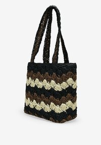Bolso de ganchillo en rayas negras, marrones y crema. Presenta dos asas trenzadas y una forma rectangular con un acabado texturizado.