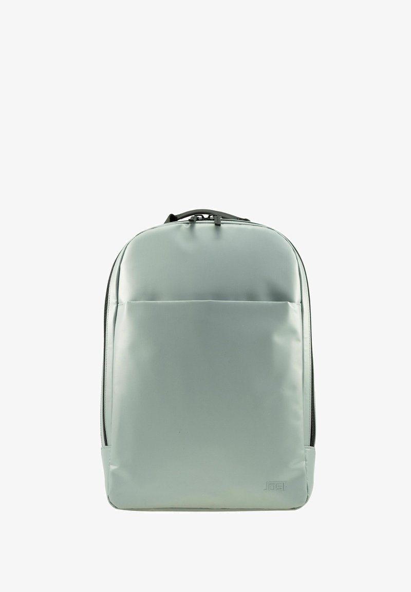 Hellgrauer Rucksack aus glattem, strapazierfähigem Material, mit einer Vordertasche, einem oberen Griff und schwarzen Akzenten an den Reißverschlüssen und Seiten.