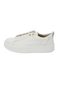 Weiße Leder-Sneaker mit glatter Textur, flacher Sohle, runder Zehenpartie und goldenen Ösen. Verfügt über eine dezente Zuglasche an der Rückseite für ein einfaches Anziehen.