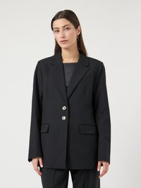 Μαύρο σακάκι με άνετη εφαρμογή, διαθέτει δύο μπροστινές τσέπες, ασημένια κουμπιά και γιακά με σχισμή. Ύφασμα λείο με ματ φινίρισμα.