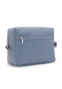 Borsa in nylon blu con forma rettangolare, dotata di una tasca frontale con zip e di una maniglia laterale. Texture liscia con dettagli di cucitura minimi.