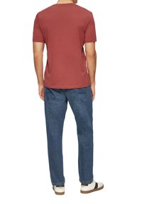 s.Oliver MIT CREW NECK UND LOGO - T-shirt basic - rubinrot