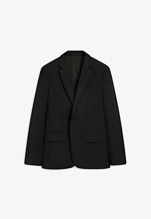Zwarte blazer gemaakt van sleek stof; voorzien van een paspelkraag, twee voorzakken en een enkele knoopsluiting. Zachte textuur en getailleerde pasvorm.