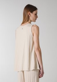 Deha SLEVELESS  - Blusa - beige