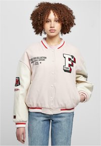 FUBU - FW231-017-2 COLLEGE VARSITY - Bomber tipa jaka - light pink offwhite red Miniatūras attēls 1