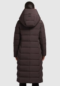 Cappotto imbottito marrone con cappuccio, caratterizzato da un design trapuntato, lunghezza kneee e tasche con zip. Texture liscia con un aspetto minimalista.