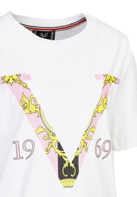 Witte katoenen T-shirt met een grote roze en gele grafische "V" en decoratieve elementen. Kenmerkt zich door zwarte en gouden accenten. Klassiek ontwerp met ronde hals.