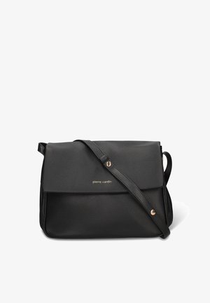 Zwarte leren schoudertas met een gestructureerde afwerking, klepsluiting, gouden accenten en verstelbare band. Merkennaam zichtbaar aan de voorkant.