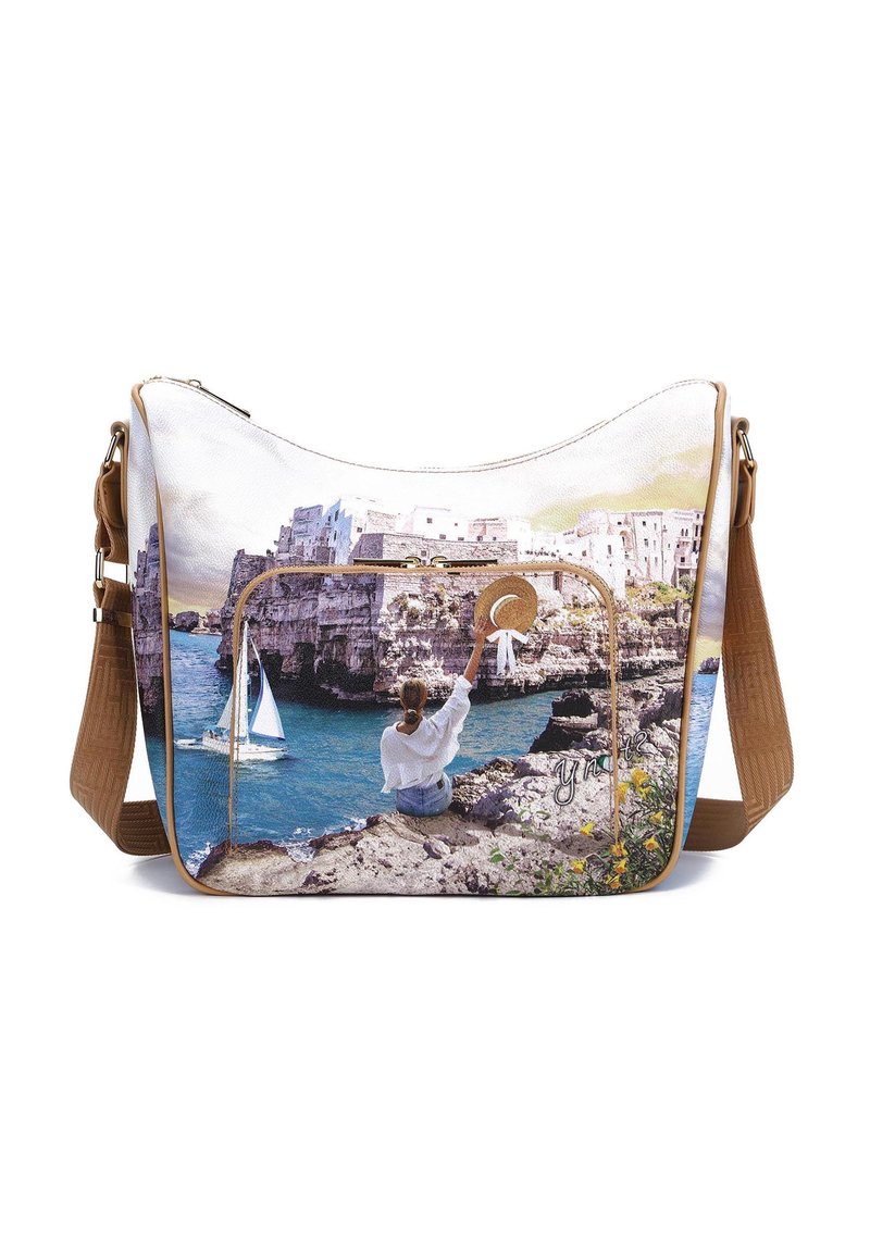 Borsa a spalla in pelle caratterizzata da una scena costiera con una figura vicino all'acqua, completata da una tracolla color cammello e un dettaglio decorativo sulla zip.