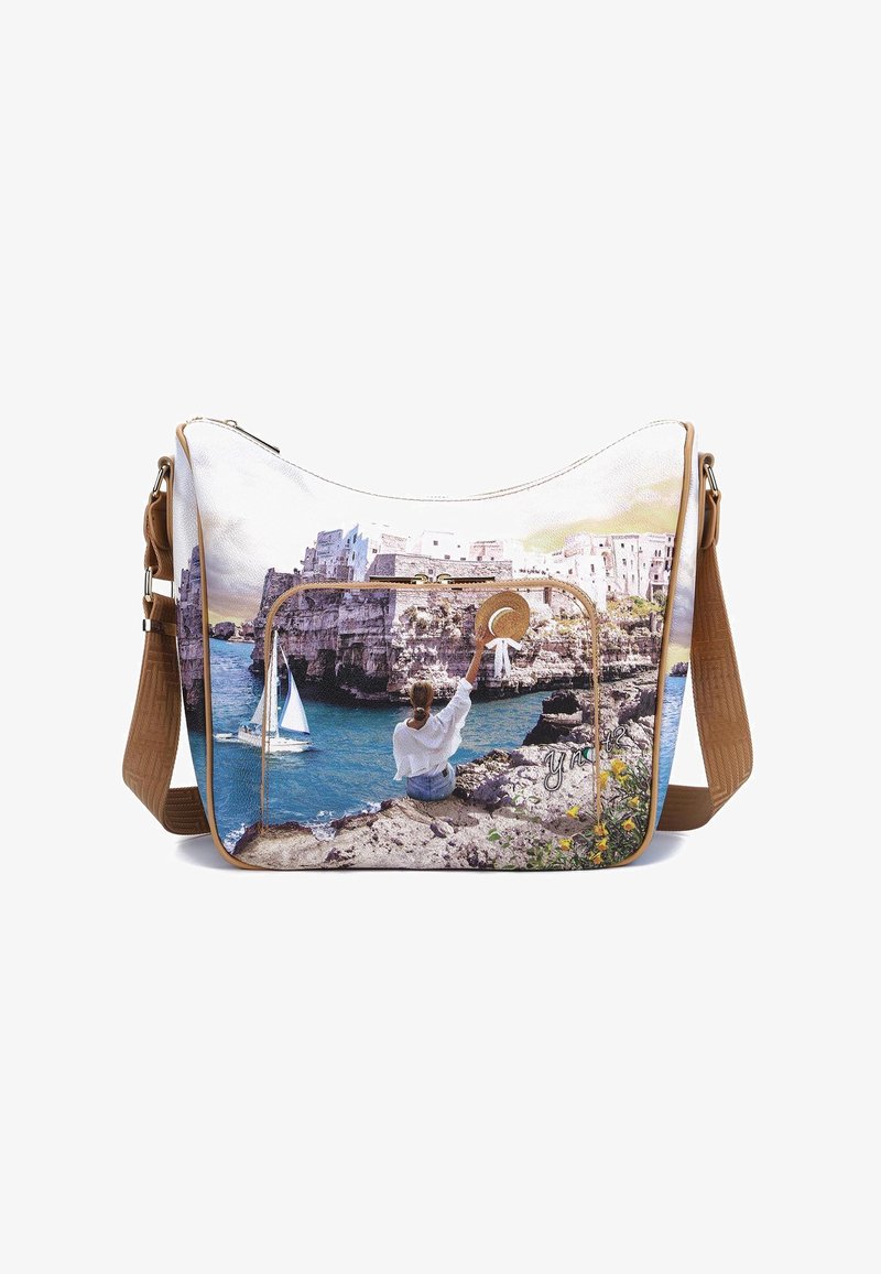 Borsa a spalla in pelle caratterizzata da una scena costiera con una figura vicino all'acqua, completata da una tracolla color cammello e un dettaglio decorativo sulla zip.