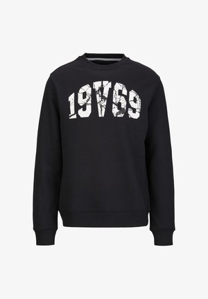 Schwarzer Pullover mit Rundhalsausschnitt, vorne mit einem großen, rissigen weißen Aufdruck der Zahlen "19769". Lange Ärmel und gerippte Bündchen.