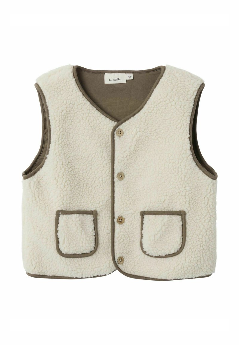 Gilet en polaire crème avec un col en V, fermeture à boutons et finitions brun contrastant. Comprend deux poches avant avec des bords arrondis.