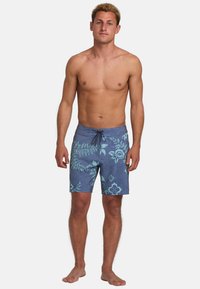 Costume da bagno blu con trama floreale, dotato di cintura regolabile, realizzato in tessuto leggero, con vestibilità comoda e lunghezza a metà coscia.