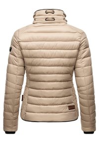 Beige dunjakke med horisontal quilting, høy krage og svarte detaljer. Har elastiske mansjetter og et lærlogo-patch på siden.