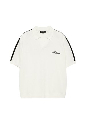 Weißes Poloshirt mit kurzen Ärmeln, schwarzen Ärmelstreifen und "Archives" in schwarzer Schrift auf der linken Brust gestickt.