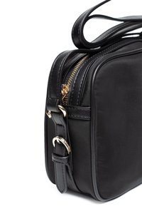 Borsa a tracolla nera in materiale sintetico con forma rettangolare, dettagli in zip dorata, texture liscia e tracolla regolabile. Nessun motivo o accentuazione visibile.
