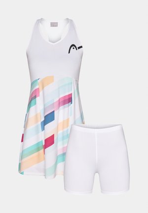 Bela športna obleka z barvnim črtastim dizajnom krila in črnim logotipom, kombinirana z belimi kratkimi hlačami. Gladek, raztegljiv material.