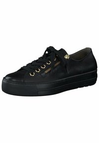 Basket en cuir noir avec une surface texturée, œillets dorés, lacets noirs et semelle plateforme. Présente une fermeture éclair sur le côté pour un détail supplémentaire.