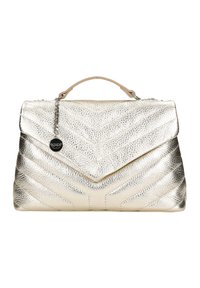 Borsa a mano metallica oro con texture a zig-zag, chiusura a flap, manico beige e dettaglio in catena con un emblema rotondo.