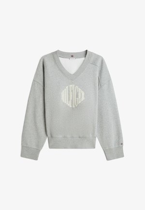 Grauer Pullover mit V-Ausschnitt, gerippten Bündchen und unterem Saum. Mit "HILFIGER" in weißer Stickerei auf der Vorderseite. Weicher Stoff.