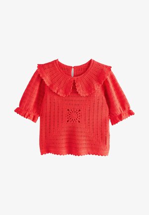Szydełkowy top w jaskrawym czerwonym kolorze, z falbanastym kołnierzykiem, krótkimi bufkami, centralnym kwiatowym wzorem oraz fakturowanym materiałem na całej powierzchni.