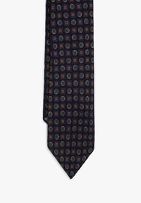 Corbata azul oscura con un patrón repetido de pequeños cuadrados marrones y motivos florales circulares en colores apagados.