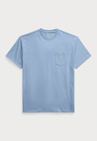 Tricou din bumbac de culoare albastru deschis, cu guler rotund și mâneci scurte. Prezintă un buzunar pe piept cu un mic logo brodat. Textură moale.