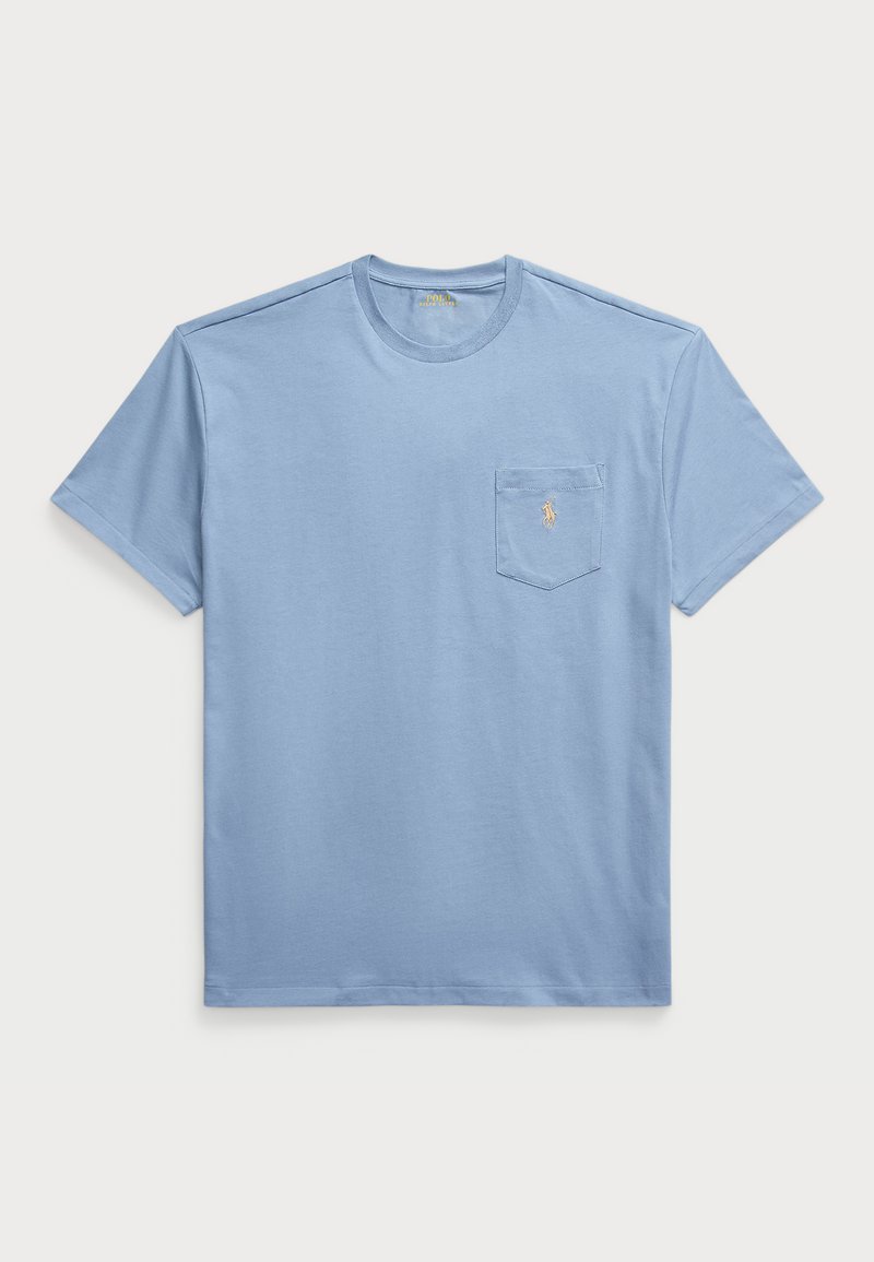 Camiseta de algodón azul claro con cuello redondo y mangas cortas. Presenta un bolsillo en el pecho con un pequeño logo bordado. Textura suave.