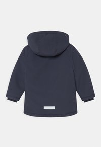 Granatowa wodoodporna kurtka z kapturem, elastycznymi mankietami i odblaskowym paskiem z tyłu. Gładka tekstura i casualowy design.