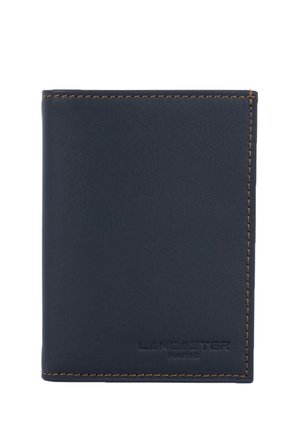 Portefeuille en cuir noir avec coutures marron et logo embossé "Lancaster Paris" dans le coin inférieur droit, fermé et debout.