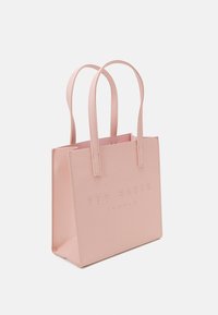 Lyserød tote bag med præget "Ted Baker London" logo, der har to flade stropper og en struktureret rektangulær form. Glat tekstur.