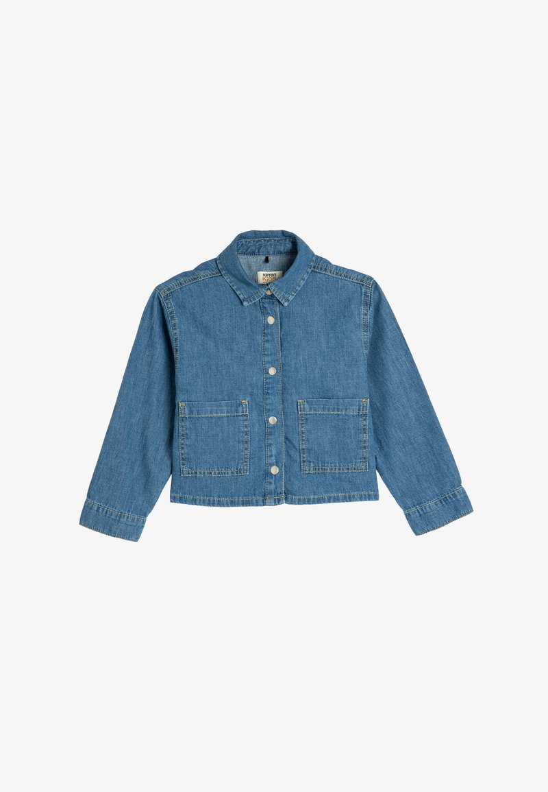 Ljusblå jeansjacka med krage, framknäppning med knappar och två stora fickor framtill. Långa ärmar.