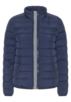 Dunkelblaue Steppjacke mit horizontaler Steppung, hohem Kragen und Reißverschluss vorne. Verfügt über kontrastierende gestreifte Akzente entlang des Reißverschlusses und der seitlichen Taschen.