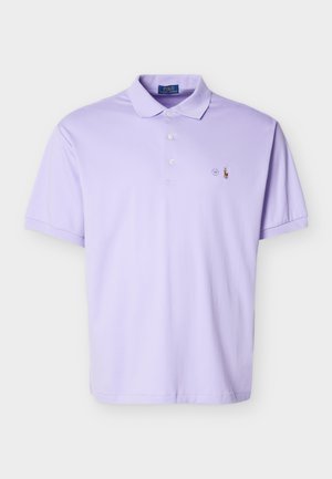 Polo à manches courtes de couleur violet clair avec trois boutons et petit logo de cheval brodé sur la poitrine gauche.