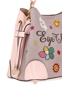 Bolso rosa con purpurina que presenta diseños florales, detalles de herrajes dorados y una base redondeada. El bolso incluye un cierre con cordón.