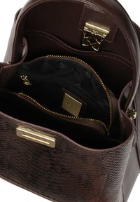 Borsa in pelle sintetica marrone con texture a squame di serpente, dotata di una chiusura e una cerniera dorate. L'interno presenta più tasche, incluso un compartimento con cerniera.