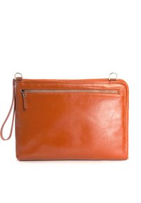 Oranje leren clutch met een gladde textuur, voorzien van een bovenste ritssluiting en een zijhandband. Eenvoudig ontwerp met minimale hardware.