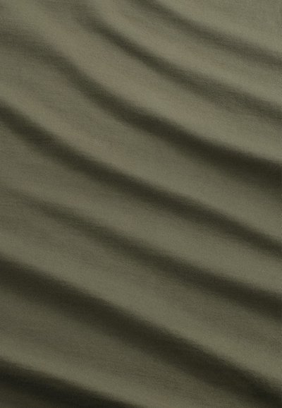 Olivenfarvet stof med en glat tekstur, der har subtile bølge mønstre og draperede folder. Blødt, let materiale.