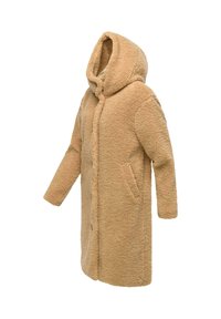 Manteau en polaire beige doublé, avec une capuche, présentant une coupe droite, des manches longues, deux poches latérales et une surface texturée et duveteuse.
