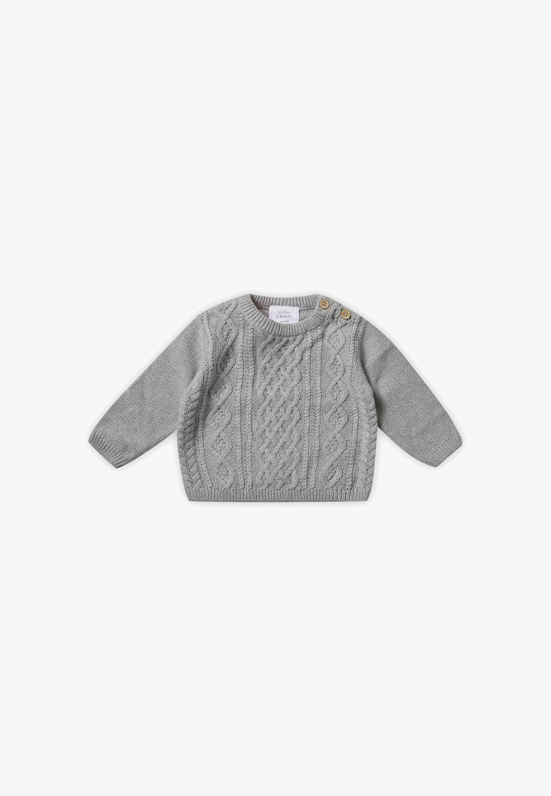 Pull bébé tricoté gris clair avec motifs torsadés, col rond, manches longues et deux boutons en bois sur l'épaule gauche.